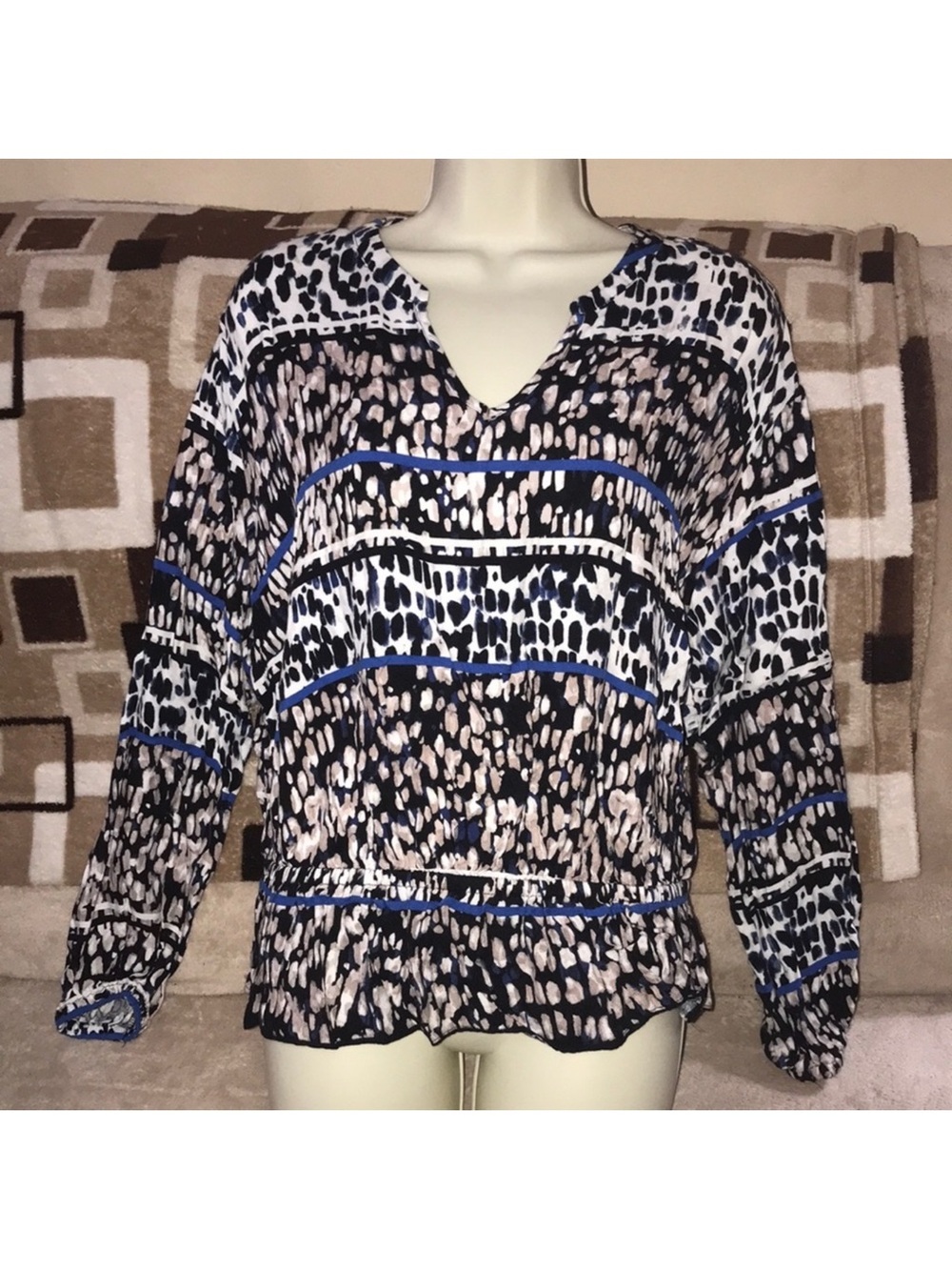 Jennifer Lopez med Printed Long Sleeve V-Neck Women's Top in Black, White & Blue